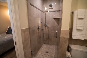 Roscoe Village Guesthouse