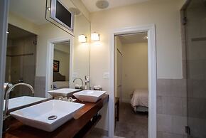 Roscoe Village Guesthouse