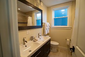 Roscoe Village Guesthouse