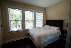 Roscoe Village Guesthouse