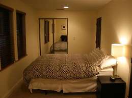 Roscoe Village Guesthouse