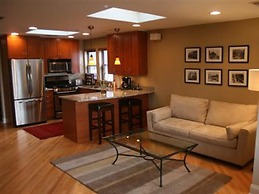 Roscoe Village Guesthouse