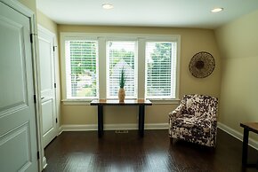 Roscoe Village Guesthouse