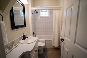 Roscoe Village Guesthouse