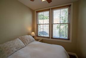 Roscoe Village Guesthouse