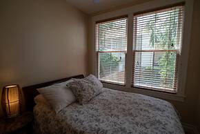 Roscoe Village Guesthouse