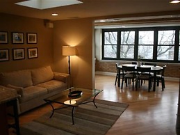 Roscoe Village Guesthouse