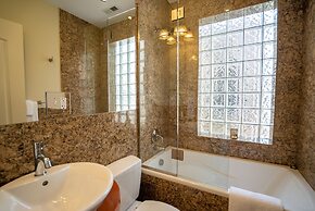 Roscoe Village Guesthouse