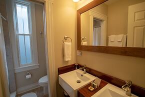 Roscoe Village Guesthouse