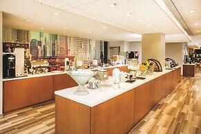 La Quinta Inn & Suites by Wyndham Chicago Downtown