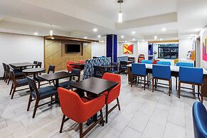 Holiday Inn Express and Suites Henderson by IHG