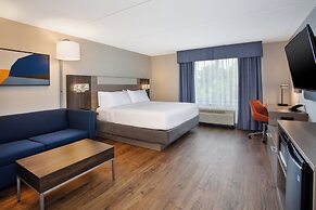 Holiday Inn Express & Suites Kingston Central by IHG