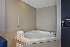 Holiday Inn Express & Suites Kingston Central by IHG