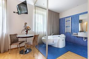 Aston Hotel