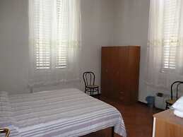 XXVII Aprile Bed & Car