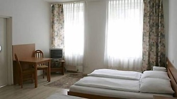 Hotel Cyrus