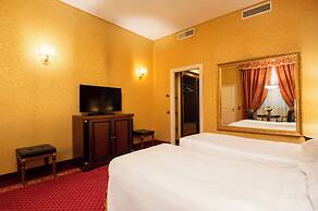Maxim Hotel