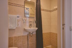 Quentin Canal House Hotel