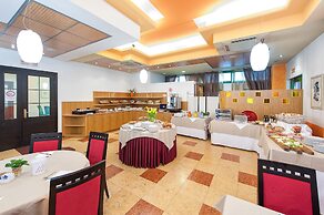 West Point Airport Hotel