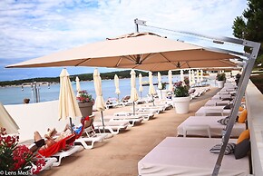 Arena Hotel Holiday
