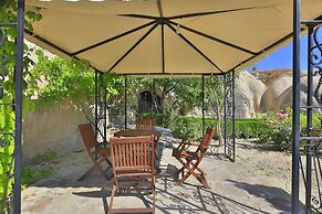 Traveller's Cave Hotel