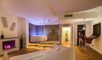 SUITE SISTINA FOR BRAVE LOVERS