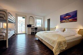 The 4 You Hostel & Hotel