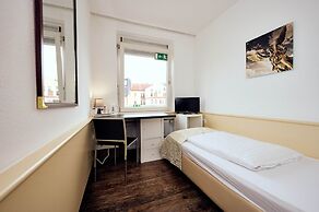 The 4 You Hostel & Hotel