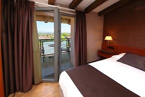 Hotel Clarin 14 by Dori