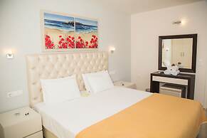 Brentanos Apartments ~ A ~ View of Paradise