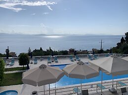 Brentanos Apartments ~ A ~ View of Paradise