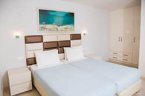 Brentanos Apartments ~ A ~ View of Paradise