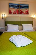 Brentanos Apartments ~ A ~ View of Paradise