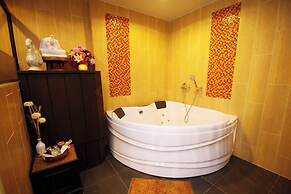 CM Night Bazaar Boutique Hotel