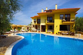 Mandarin & Mango Boutique Hotel