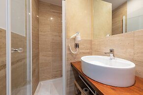 Ainb Born-damas Apartments