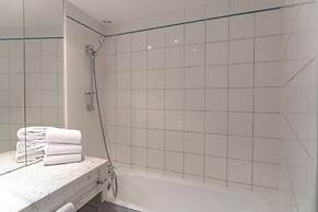 Ours Blanc - Place Victor Hugo
