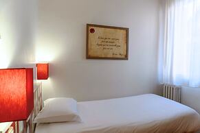 Ours Blanc - Place Victor Hugo