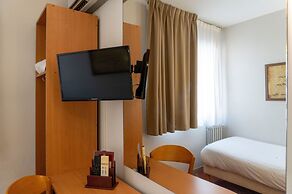 Ours Blanc - Place Victor Hugo