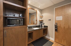 Hôtel & Suites Le Dauphin Drummondville