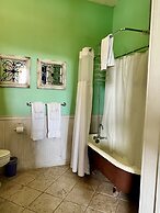 Creole Gardens Guesthouse and Inn