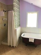 Creole Gardens Guesthouse and Inn