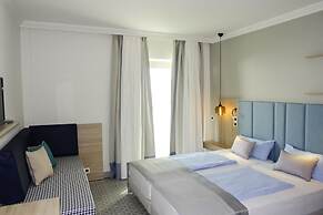 ROBINSON KYLLINI BEACH