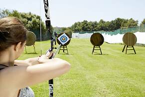 ROBINSON KYLLINI BEACH