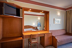 Hydramis Palace Beach Resort