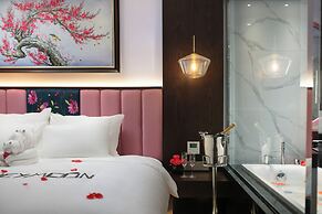 Aurora Central Hotel