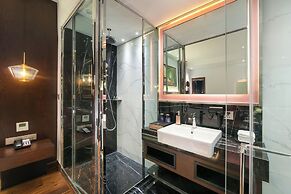 Aurora Central Hotel