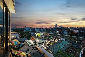 Aurora Central Hotel