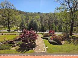 Hilltop Manor Bed and Breakfast