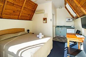 Mountain Chalets Motel